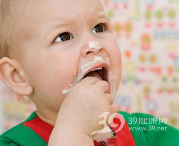 如何训练宝宝自己动手吃饭