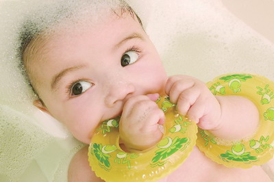 新生儿洗澡能驱“无名热”