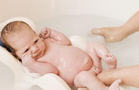 冬季父母该如何给新生儿洗澡