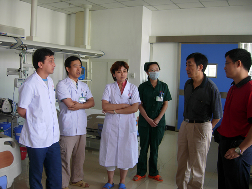 带领医疗队赴新疆医科大学第二附属医院支援当地开展胸心外科手术